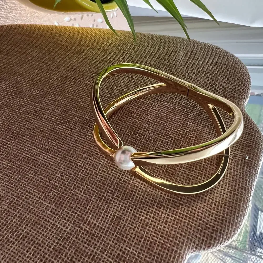 NWOT Real Simple Style Gold Criss-Cross Hinged Pearl Bracelet
